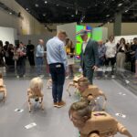 En Miami Basel, los comerciantes logran grandes ventas y el arte digital atrae multitudes