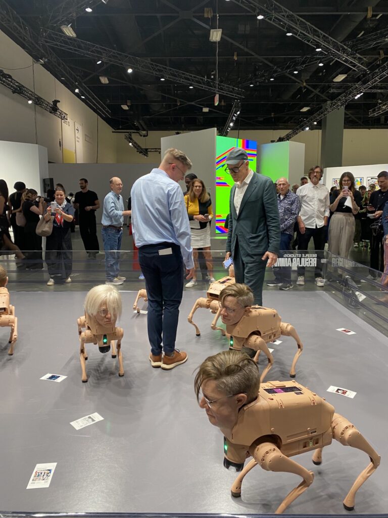 En Miami Basel, los comerciantes logran grandes ventas y el arte digital atrae multitudes