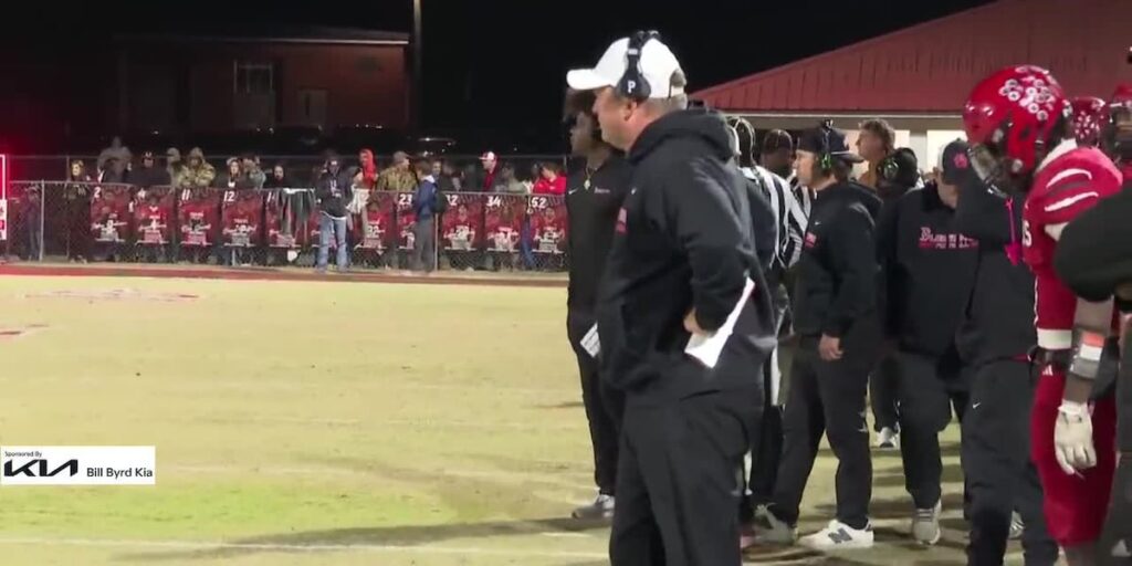 Scott y Hayden hablan con el entrenador Brad Waggoner