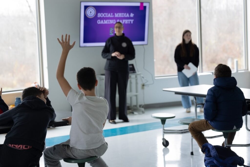 Estudiantes de White Oak reciben una lección sobre seguridad digital