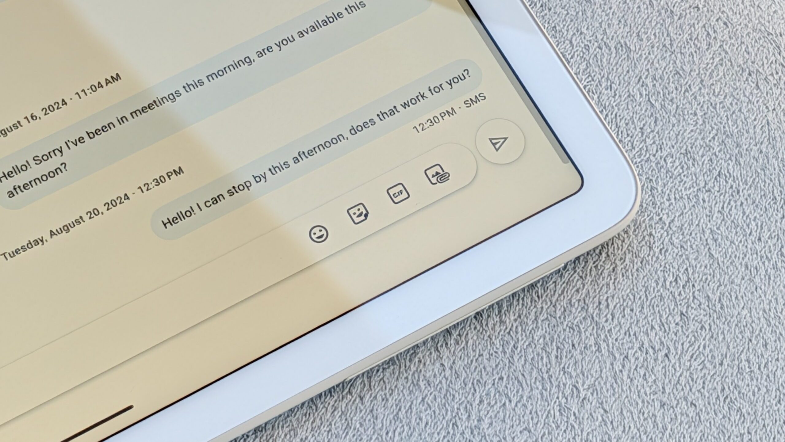 Una tableta Pixel que muestra la interfaz de Mensajes de Google
