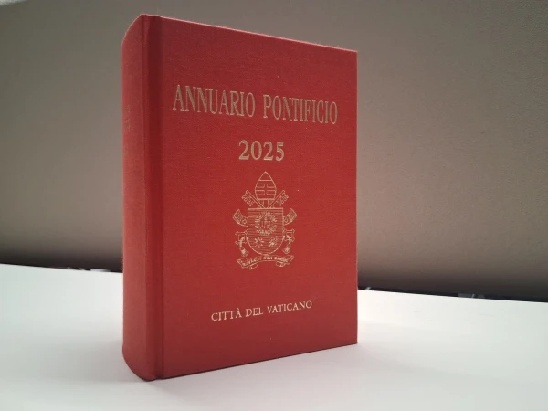La edición 2025 del Anuario Pontificia, también llamado Anuario Pontificio. Crédito: Noticias EWTN.