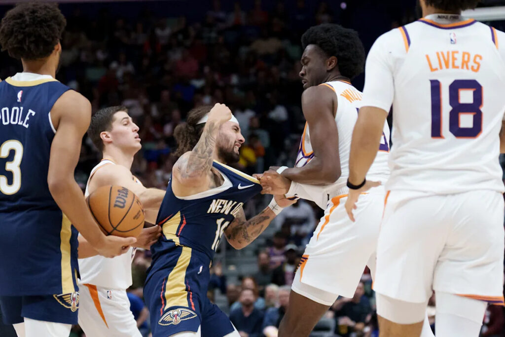 José Alvarado suspendido 2 juegos, Mark Williams suspendido 1 juego después de una conmoción cerebral en la victoria de los Suns sobre los Pelicans.