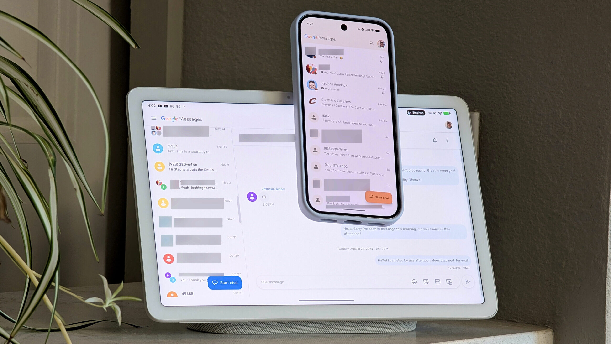 Pixel 10 Pro en una tableta Pixel con ambos dispositivos mostrando mensajes de Google en la pantalla
