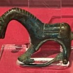 El hombre dijo que perforó el broche romano que compró en eBay
