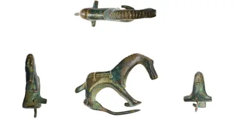 Consejo del condado de Lincolnshire Una serie de imágenes del mismo caballo de aleación de cobre con un cuello largo y curvo, en diferentes ángulos sobre un fondo blanco.