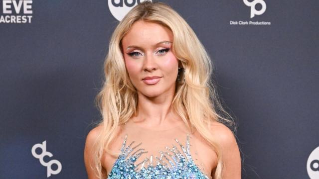 Zara Larsson posa con Bra Top para una foto de Instagram