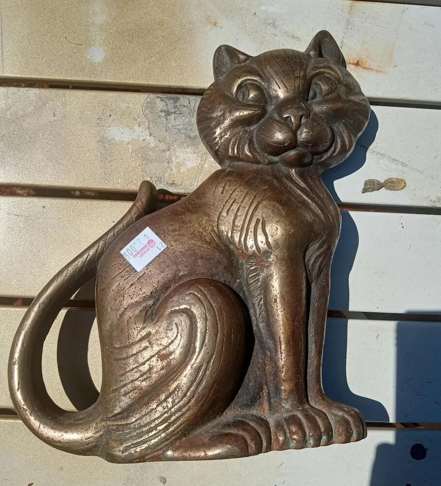 Una inventora inteligente compartió una foto de un adorno para gatos antiguo que compró por 2 dólares y luego descubrió que valía cientos.