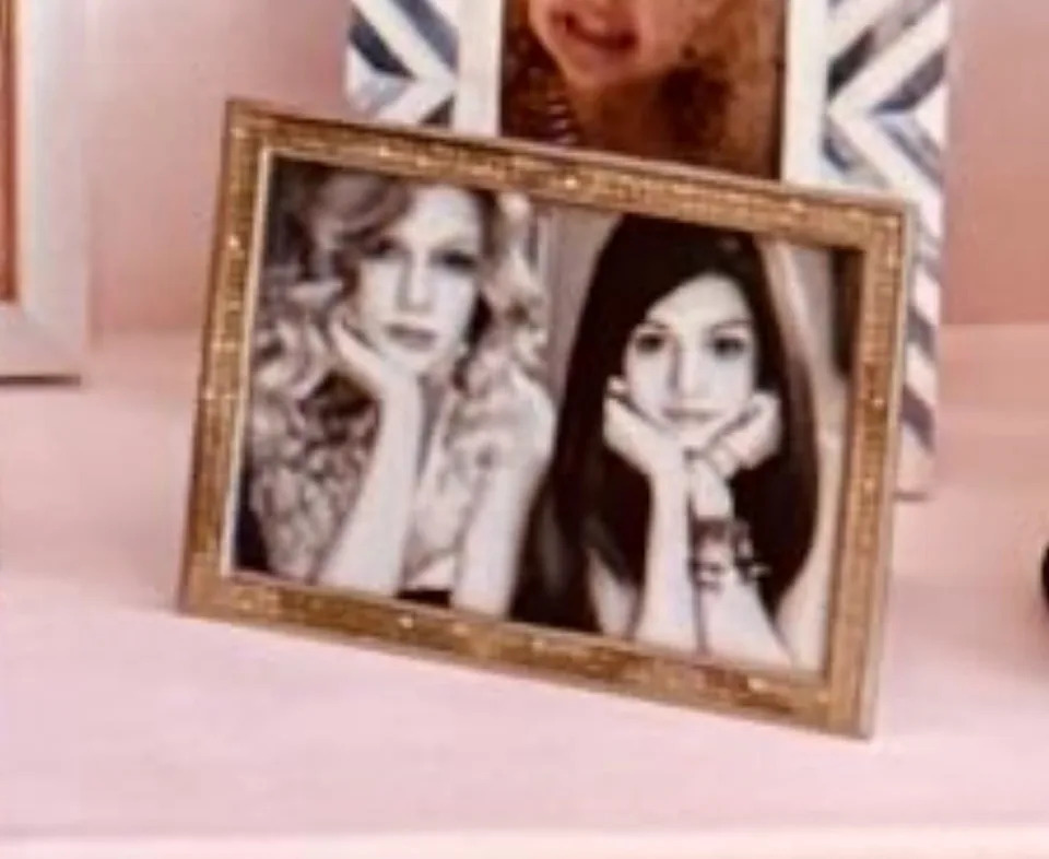 Taylor Swift y Selena Gomez en un marco de fotos