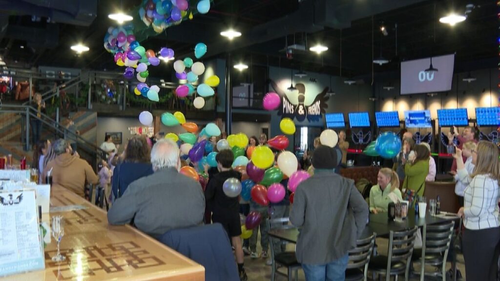 Las familias celebran la Nochevieja con juegos y bolos en Pins & Friends en Bristol