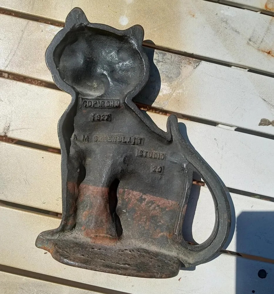 Una inventora inteligente compartió una foto de un adorno para gatos antiguo que compró por 2 dólares y luego descubrió que valía cientos.