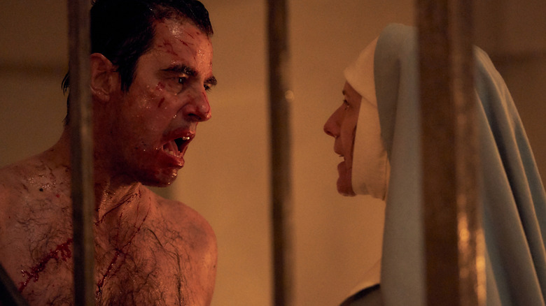 Drácula sin camisa cubierto de sangre y la hermana Agatha frente a Drácula