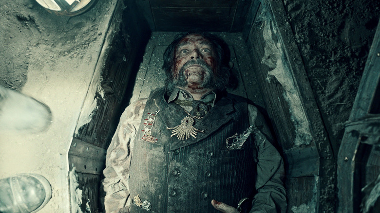 Masson tendido en un ataúd con los ojos abiertos en el Gabinete de Curiosidades de Guillermo del Toro