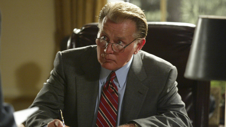 Jed Bartlet sentado en su escritorio 