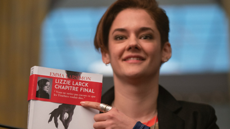 Emma Larsimon sosteniendo un libro sobre Marianne