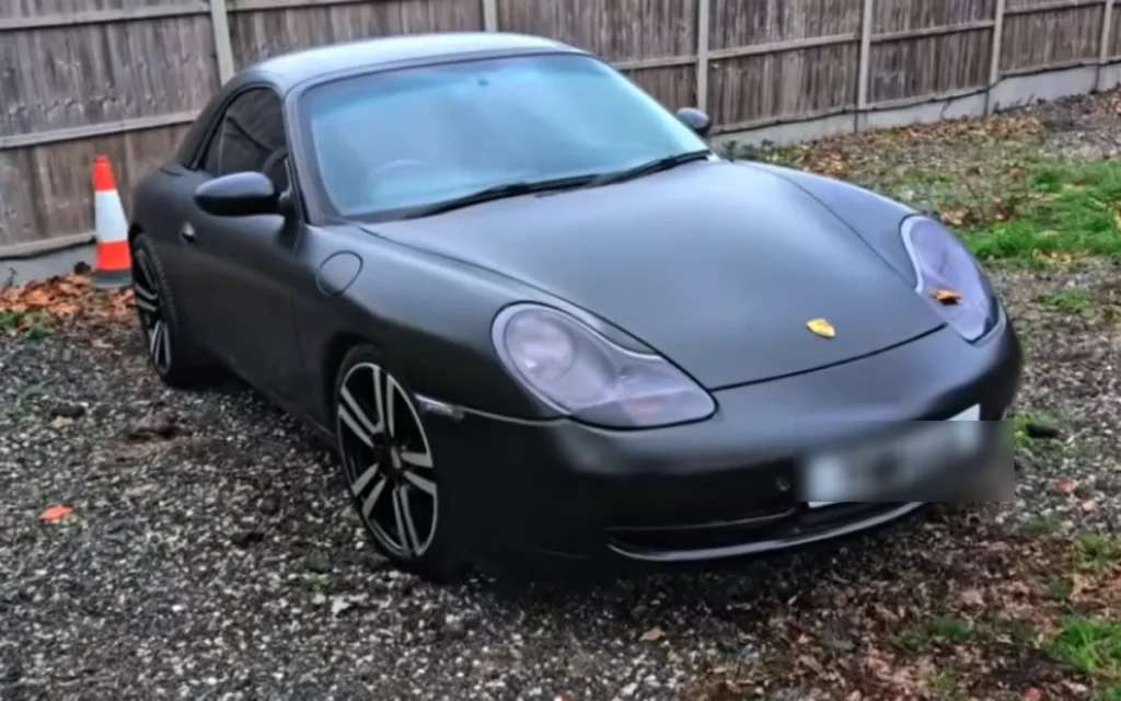 Un hombre compra un Porsche 911 sin ser visto en eBay con personalizaciones extrañas y lo ‘proxeneta’