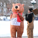 Oso de protesta en Denver criticado por entrevista en Instagram contra ICE