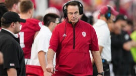 Reacciones exageradas de los playoffs de fútbol universitario: la mejor postemporada que hemos visto, Curt Cignetti en la pista del Salón de la Fama