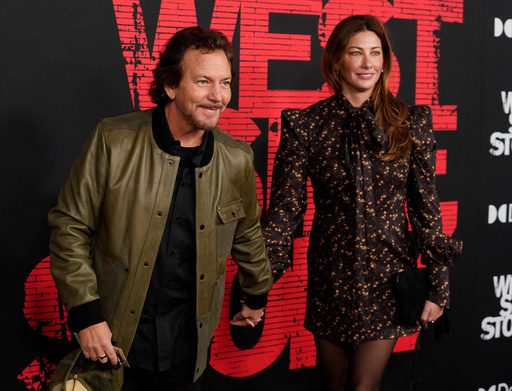 Eddie Vedder convierte la vulnerabilidad en solitario en una poderosa súplica en «Matter of Time» de Netflix.