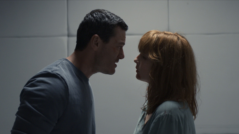 Robert Lewis de Luke Evans está junto a Cathy Noland de Kelly Reilly en 10x10