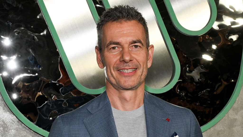 Netflix, socio documental de Warner Music Group