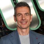 Netflix, socio documental de Warner Music Group