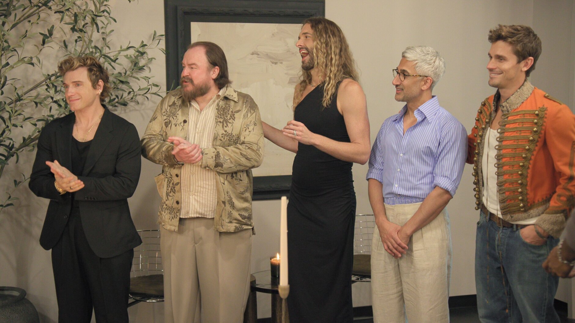 Ojo extraño (de izquierda a derecha) Jeremiah Brent, Mike Devereaux, Jonathan Van Ness, Tan France, Antoni Porowski en el episodio 1004 de Queer Eye. Cr. Cortesía de Netflix © 2026
