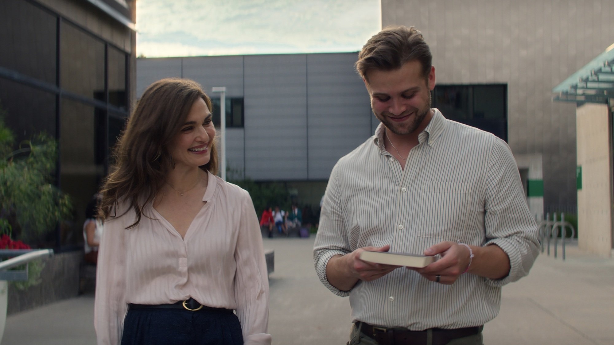 Rachel Weisz y Leo Woodall 
