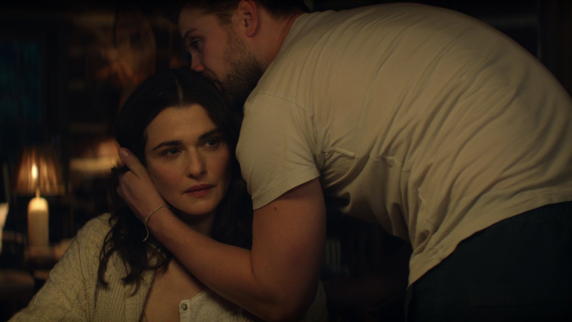 Rachel Weisz y Leo Woodall 