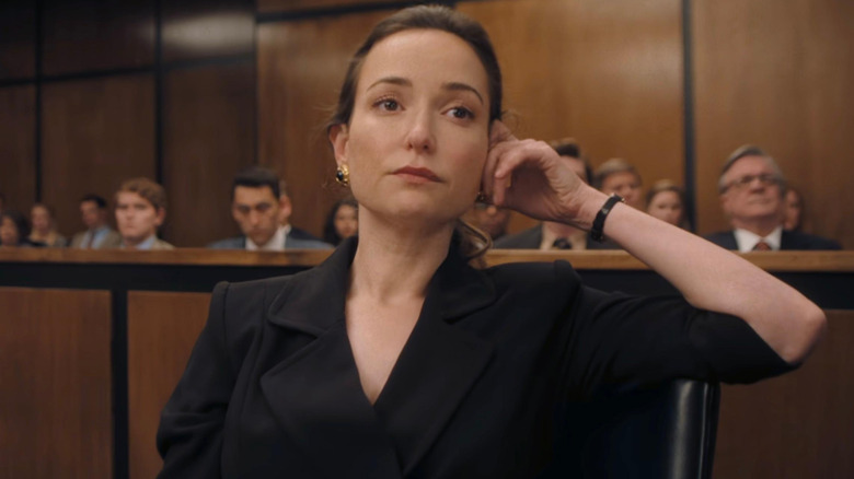 Pam sentada en una sala del tribunal 