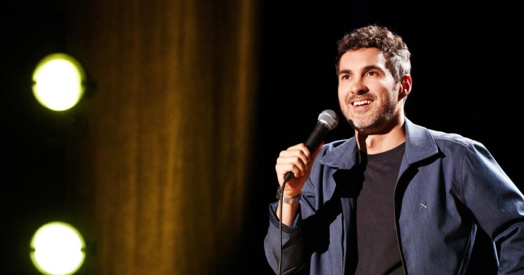 Mark Normand demuestra que es un maestro de los chistes rápidos en su nuevo especial de Netflix