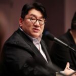 La policía surcoreana solicita una orden de arresto para el fundador de la agencia BTS, Bang