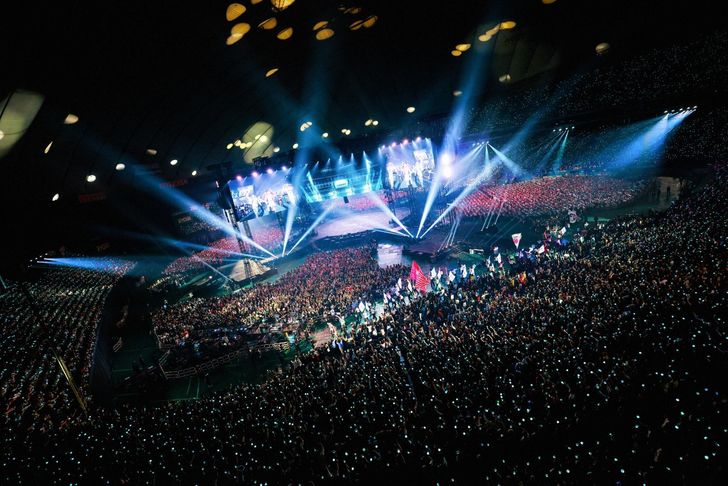 Los fanáticos del grupo de K-pop BTS asisten a la etapa de Tokio de la gira mundial 'ARIRANG' del grupo en el Tokyo Dome el sábado. Un total de alrededor de 110.000 aficionados llenaron el recinto durante las dos noches con entradas agotadas. Por Big Hit Music