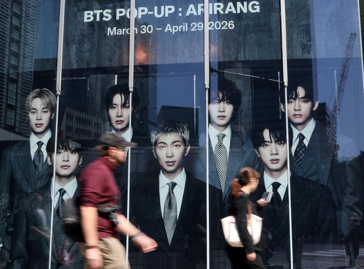Paserby pasa por una tienda temporal del grupo masculino de K-pop BTS antes del concierto 'ARIRANG' de la gira mundial BTS del grupo en el distrito Shibuya de Tokio / Reuters-Yonhap
