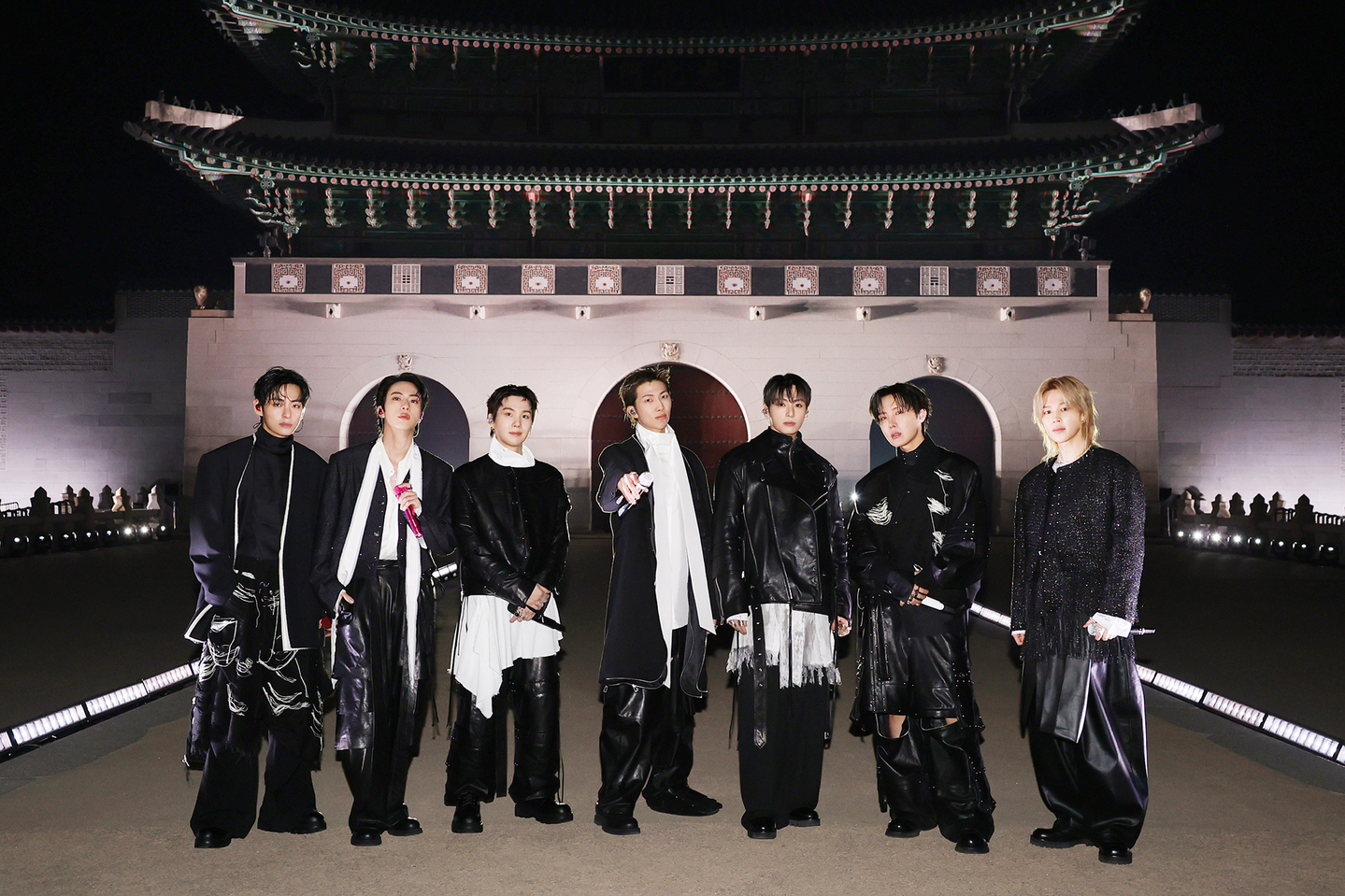 Los miembros del grupo masculino BTS posan para una fotografía durante su presentación de ″BTS The Comeback Live: Arirang″, el 21 de marzo en el centro de Seúl. (NETFLIX/MÚSICA GRANDE) 