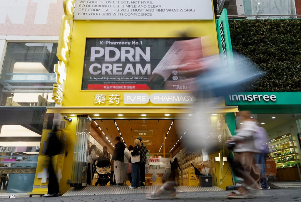 Turistas pasan el viernes por una tienda de cosméticos en el distrito comercial Myeongdong de Seúl. Foto: Reuters