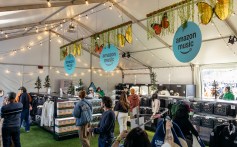 Stand de merchandising de Amazon en Camp Flog Gnaw, el primer festival que utiliza la tecnología RFID Just Walk Out.