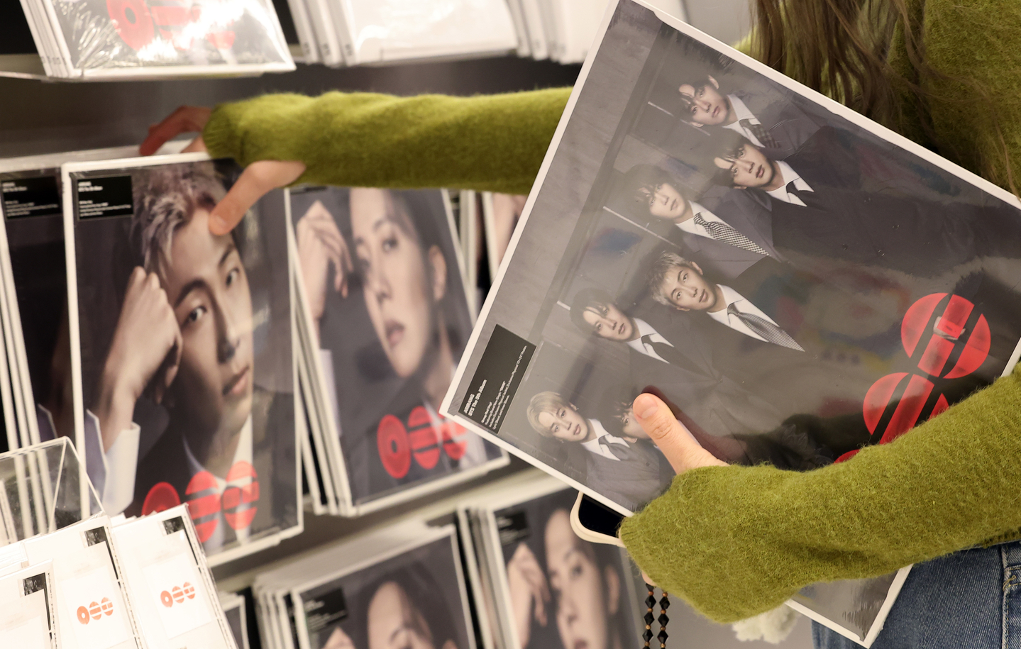 Una persona compra el álbum ″Arirang″ de BTS en una tienda de productos K-pop en el centro de Seúl el 13 de abril. (NUEVO1)