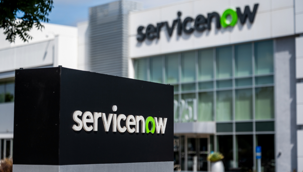 Vicepresidente senior John Aisin cerca de la sede de ServiceNow en California