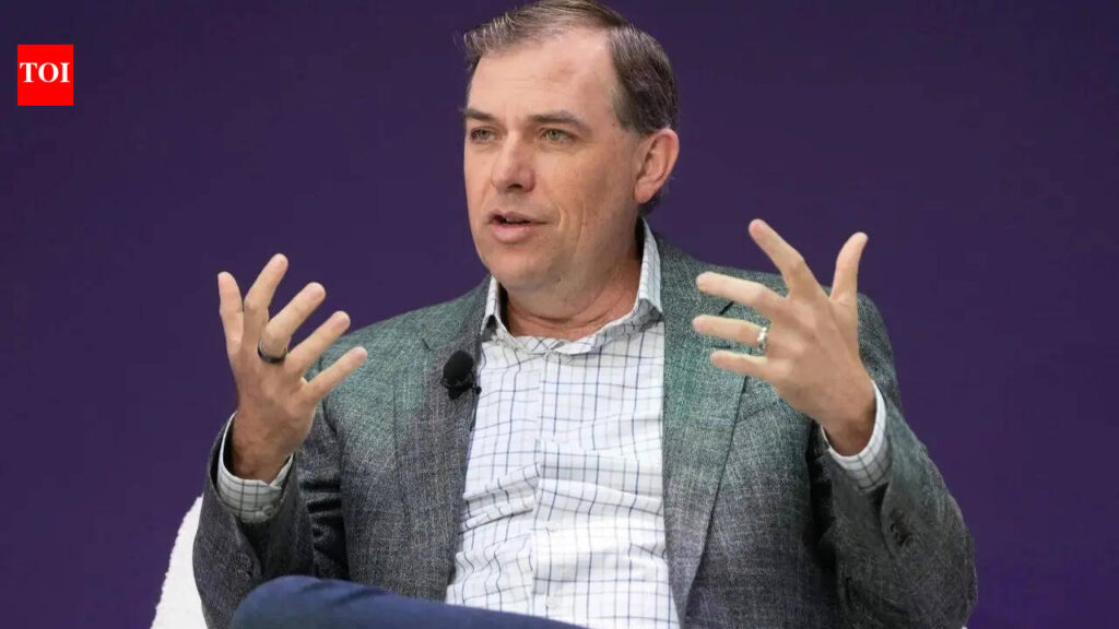 Como muchos dicen que el software está muerto, el director ejecutivo de Amazon Web Services, Matt Garman, lo llama un «gigante…»