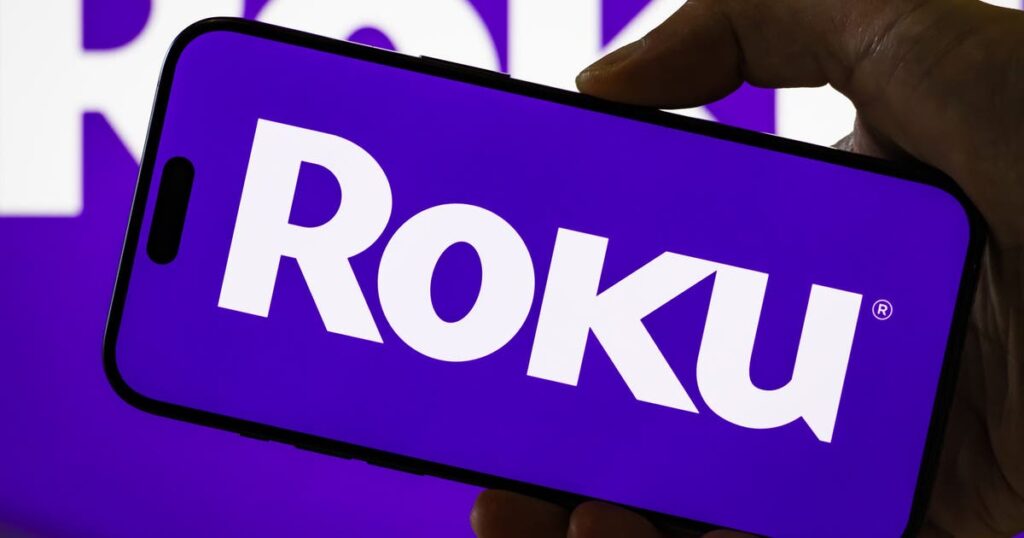 La demanda acusa a Roku y TCL de «bloquear» televisores con actualizaciones de software defectuosas