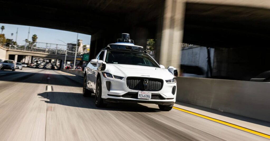 Waymo retira 3.791 robotaxis por incidente en carretera inundada e implementa solución de software OTA