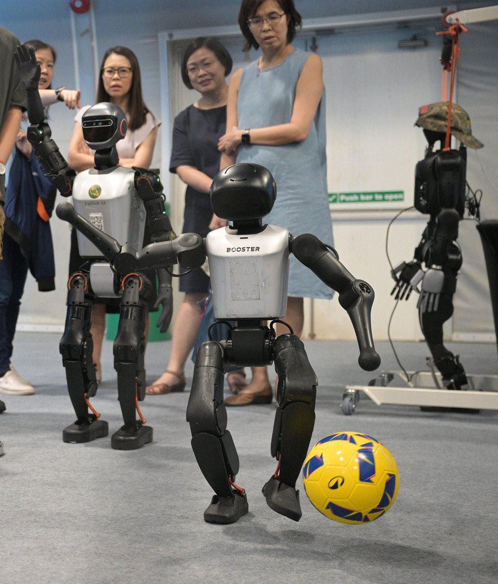 Un robot juega al fútbol. 
