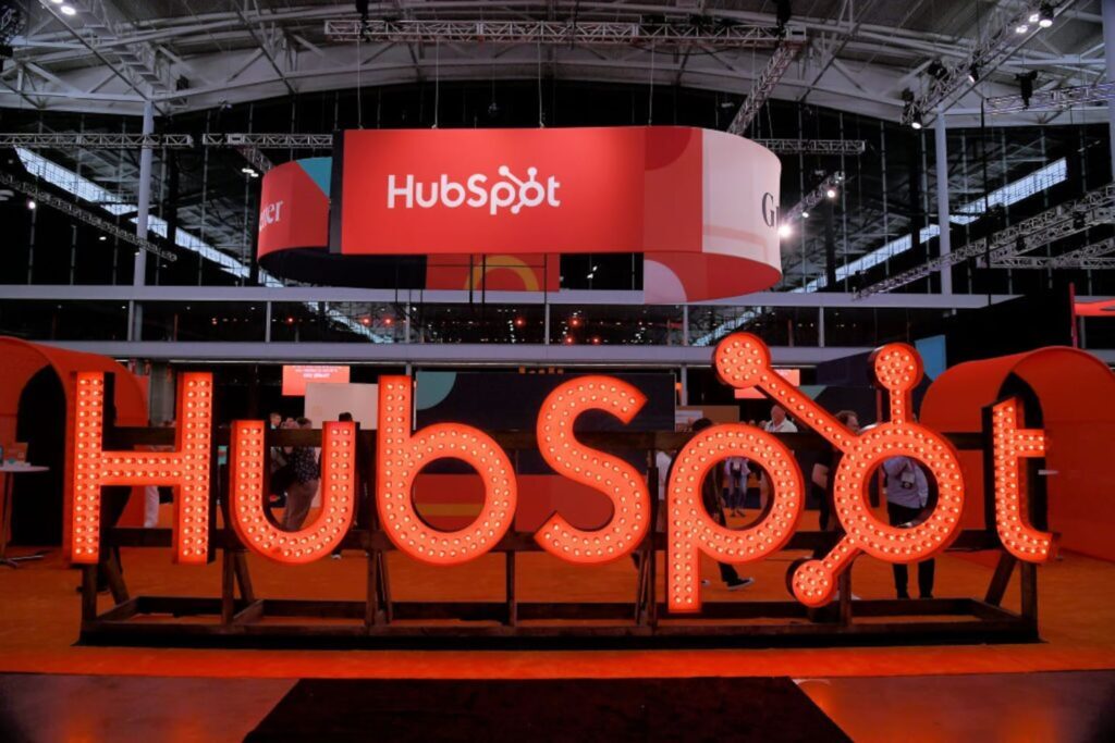 Las acciones de HubSpot caen mientras recorta los precios de los agentes de IA