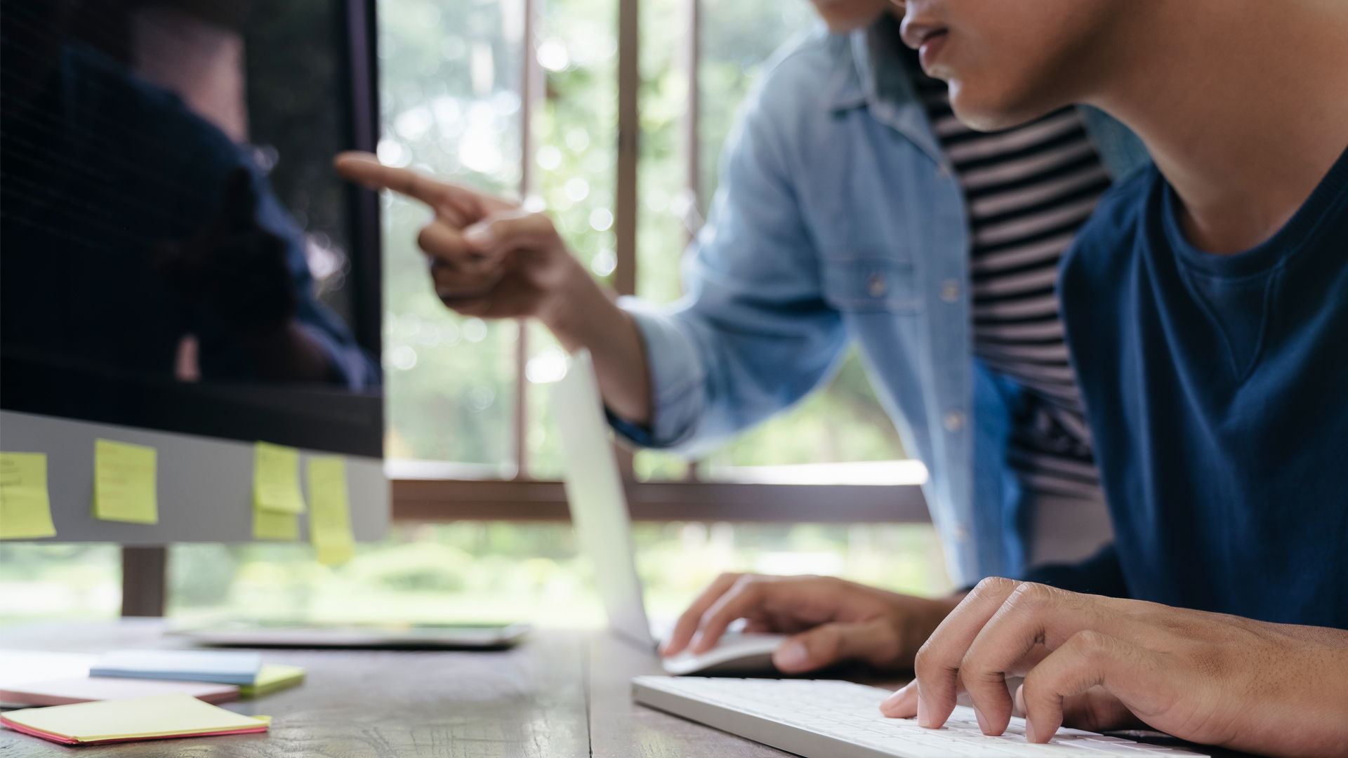 Un equipo de programadores y desarrolladores están codificando y desarrollando el software.