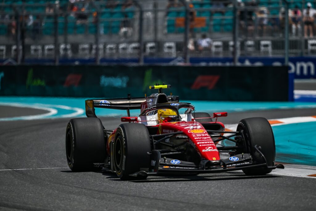 Lewis Hamilton culpa al software de Ferrari por la pérdida de velocidad en la recta del Sprint de Miami