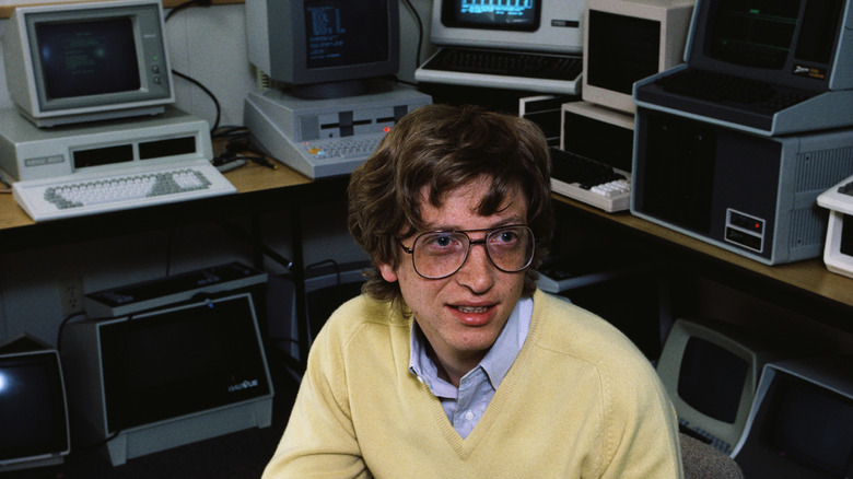Un joven Bill Gates con ordenadores a sus espaldas