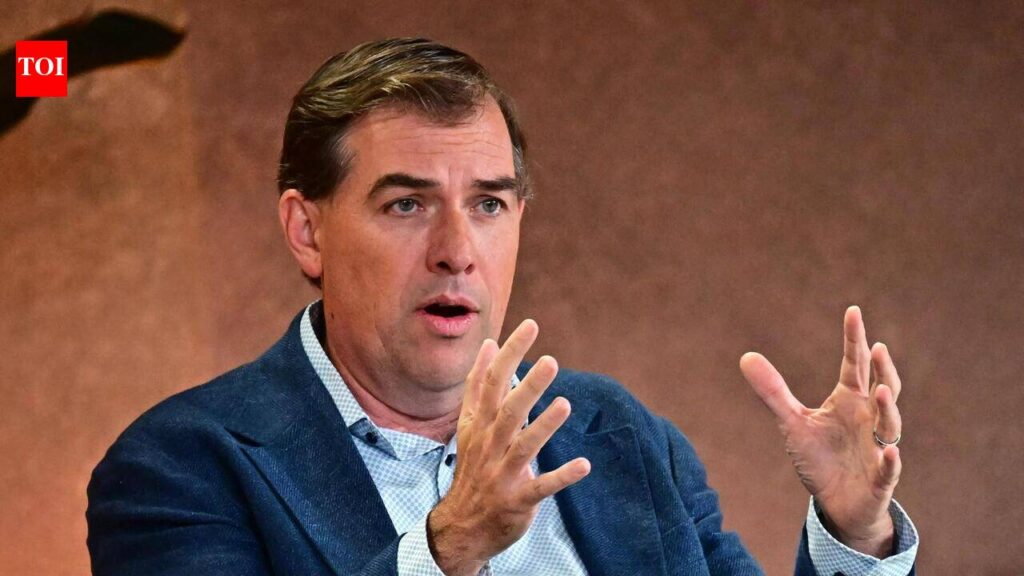 Matt Garman: Después de más de 30.000 despidos, el director ejecutivo de Amazon Web Services, Matt Garman, dice: Los empleos no van a desaparecer, puedo decirles que estamos contratando muchos desarrolladores de software… |