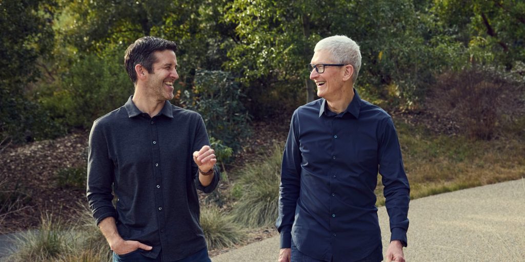 Tim Cook paseando con John Ternus