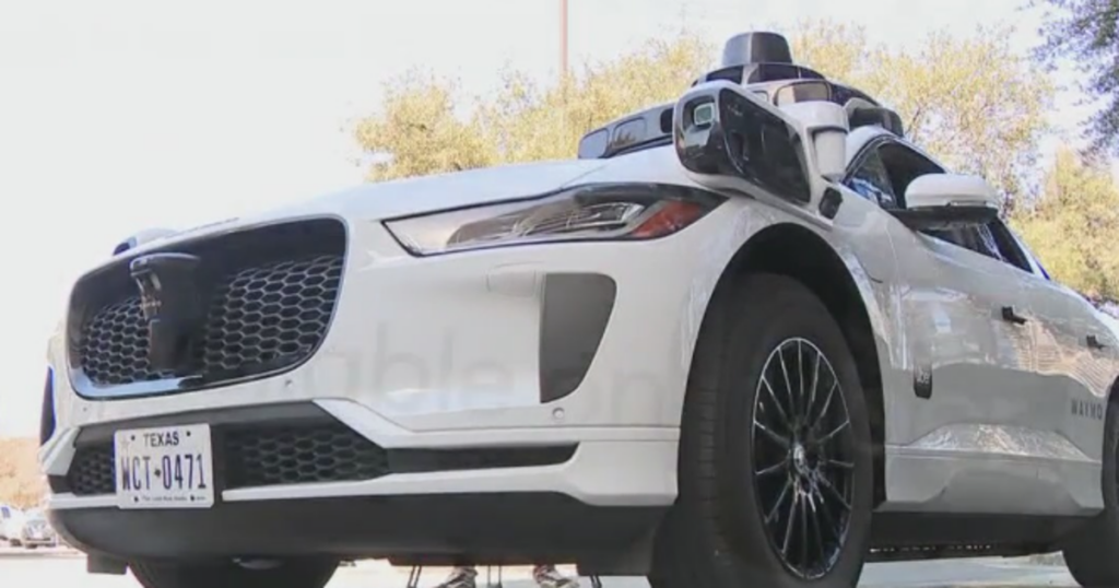 Retiro del software Waymo después de que las inundaciones en Texas arrasaran el vehículo